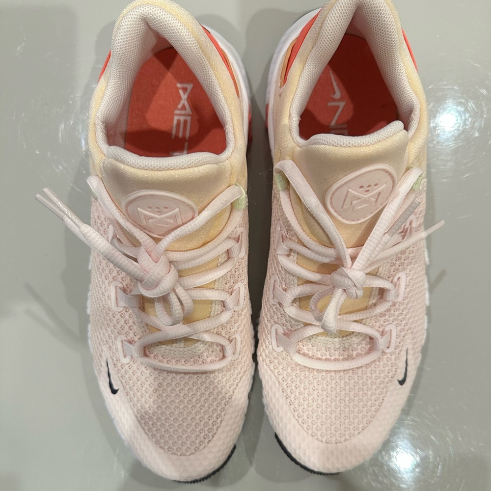 Nike Free Metcon 4 Women’s Size 8.5 NEW AND NEVER WORN!!!!